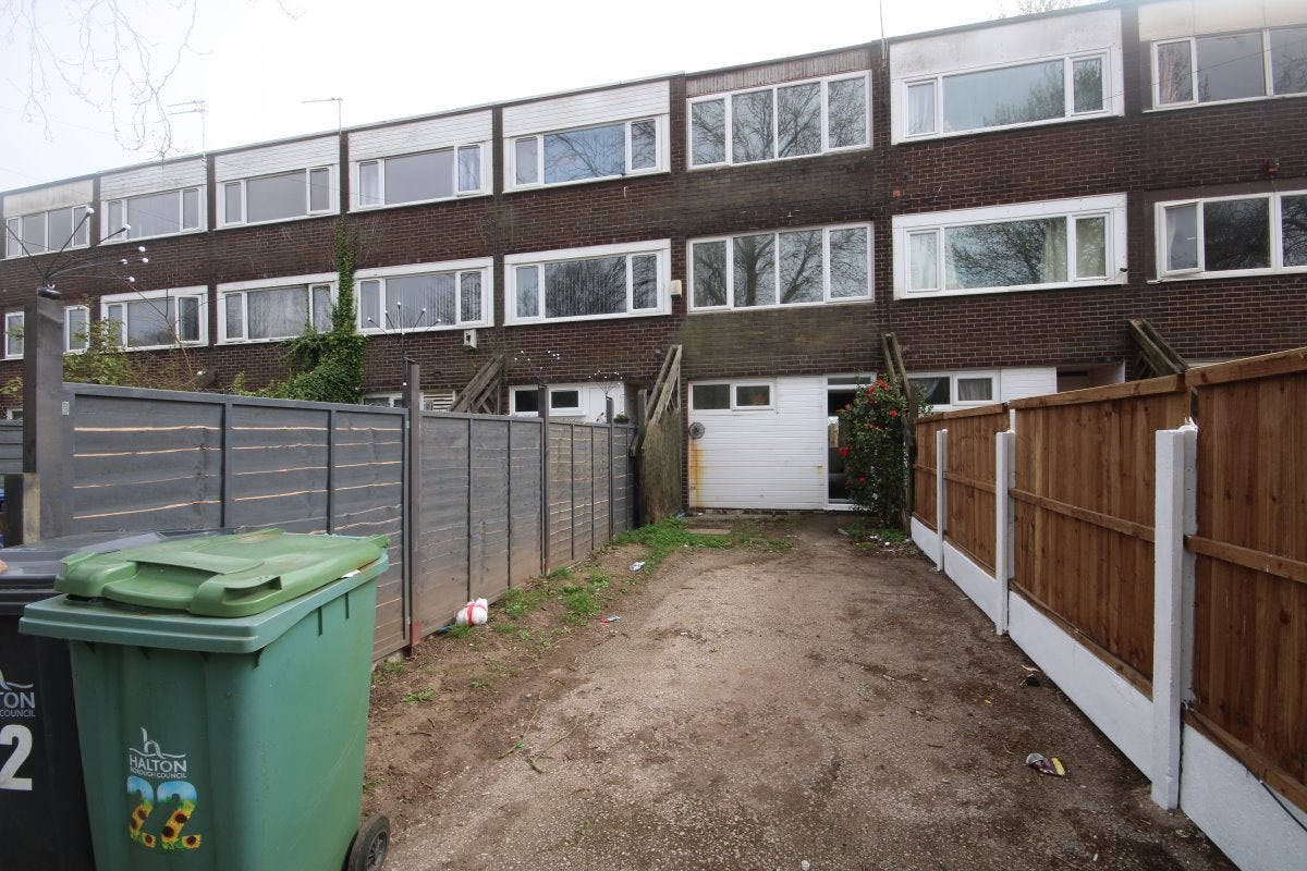 Flat Whitchurch Way in Runcorn