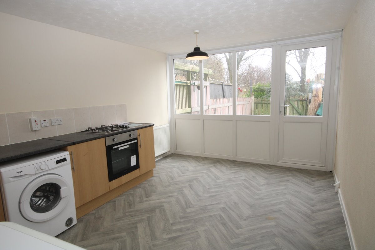 Flat Whitchurch Way in Runcorn