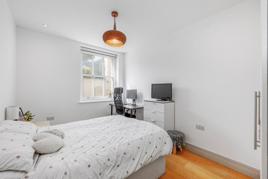 Flat Castlebar Road in Greater London