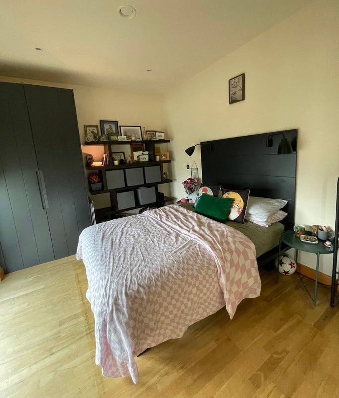 Room Wick Lane in Greater London