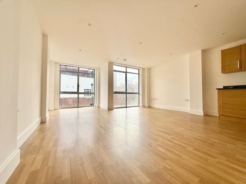 Flat Long Lane in Greater London