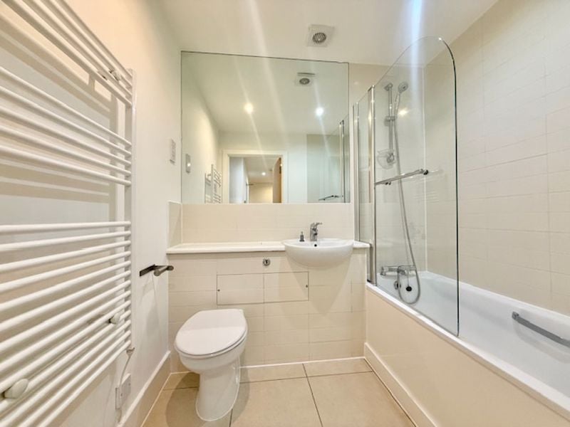 Flat Long Lane in Greater London