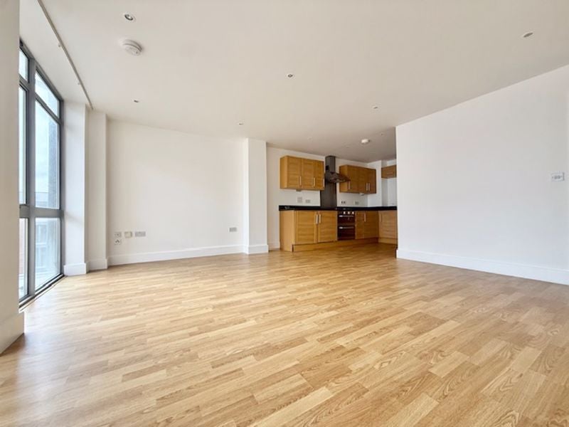 Flat Long Lane in Greater London