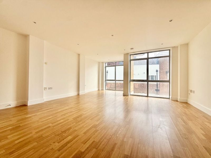 Flat Long Lane in Greater London