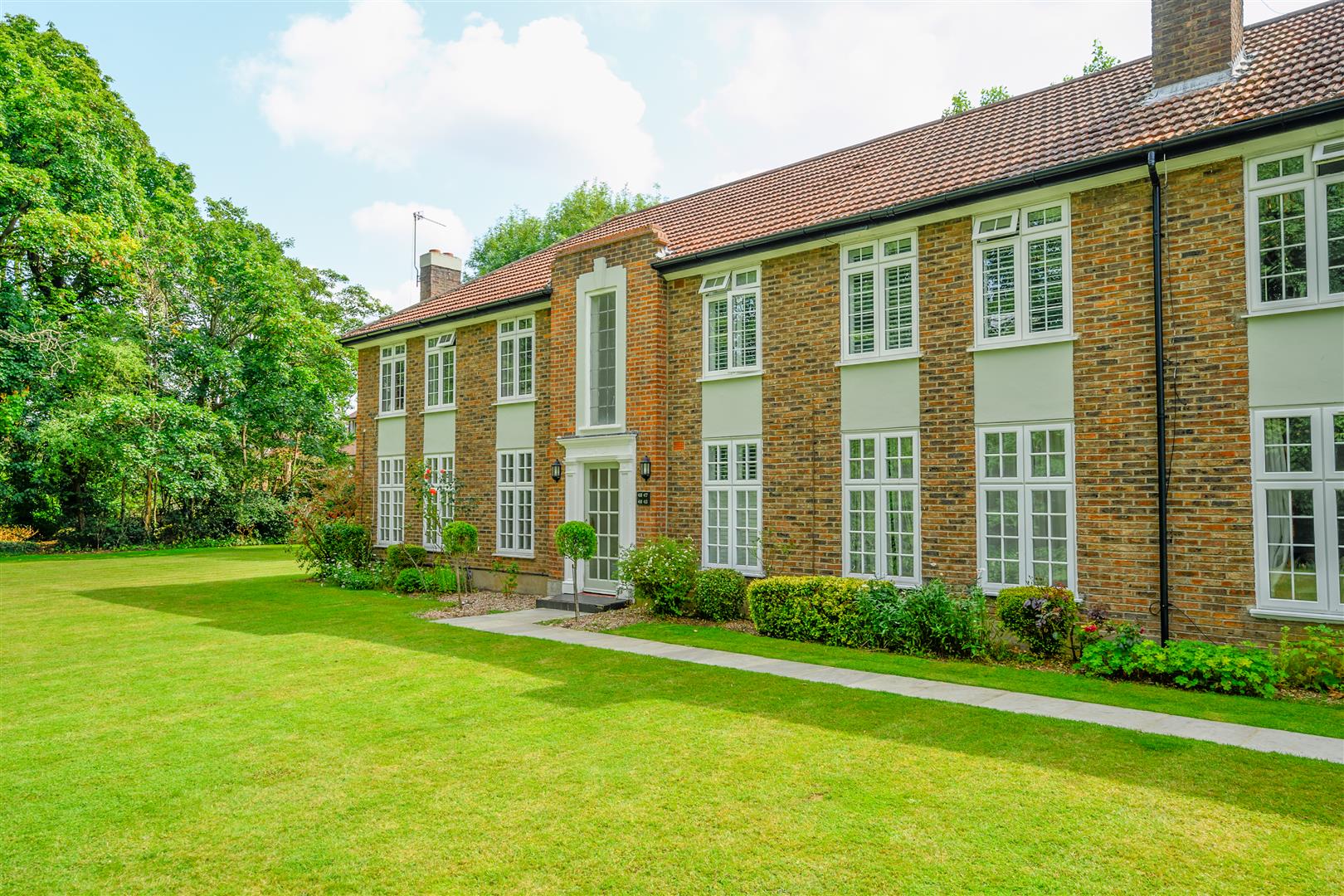 House Portsmouth Road in Elmbridge