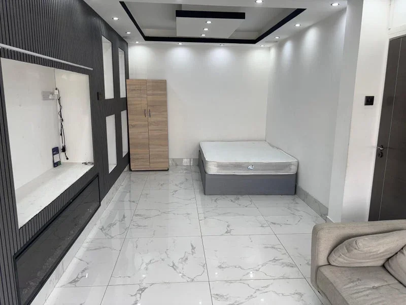 Room Temple Avenue in Greater London