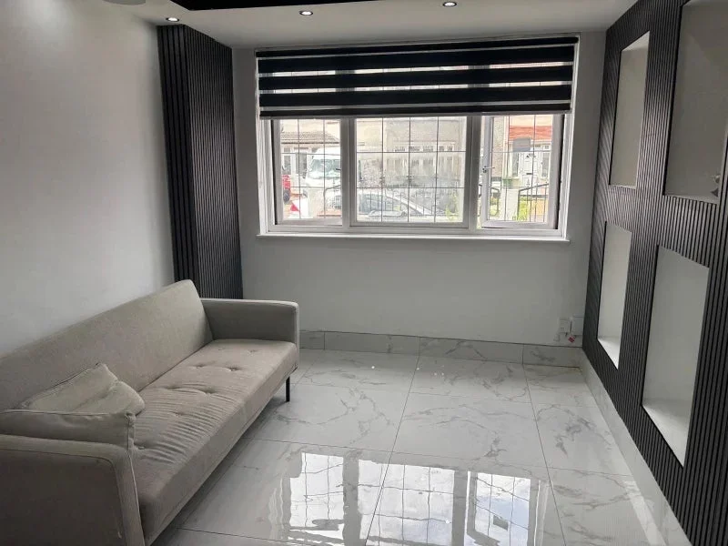 Room Temple Avenue in Greater London