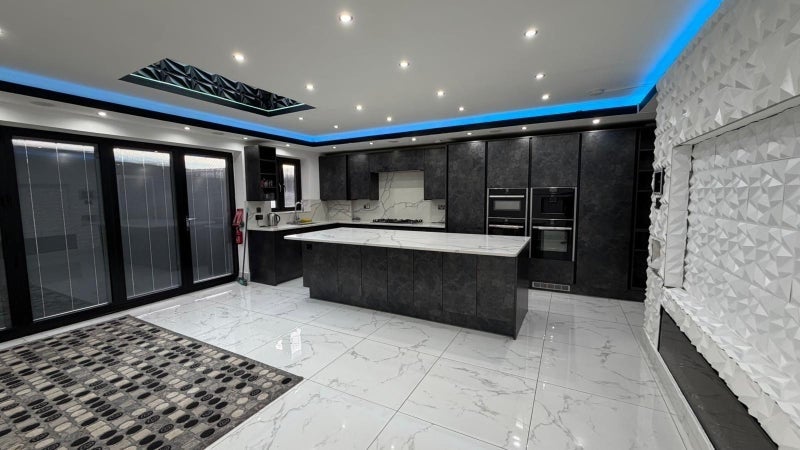 Room Temple Avenue in Greater London
