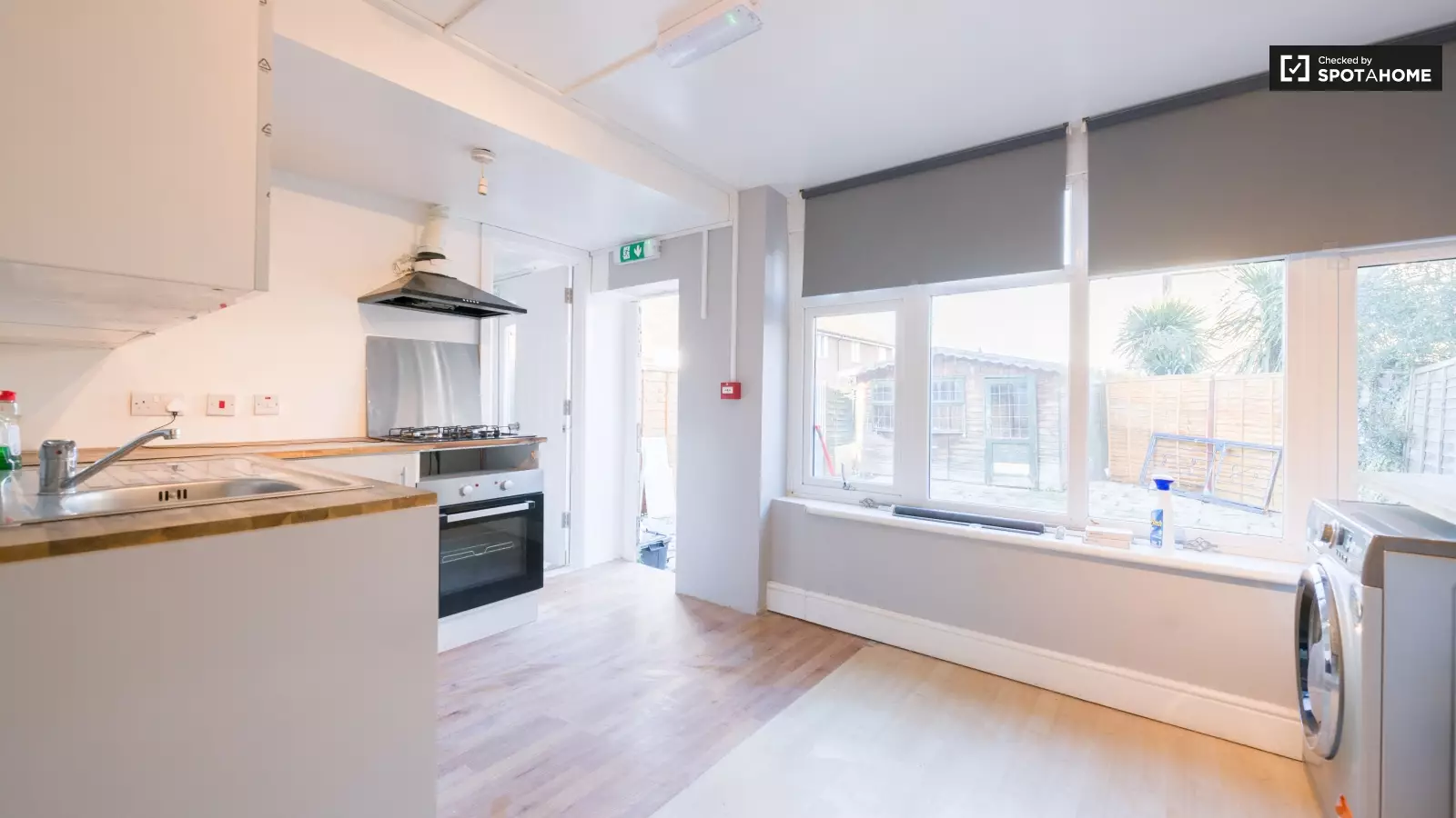 Flat Heathfield Park Drive in Greater London