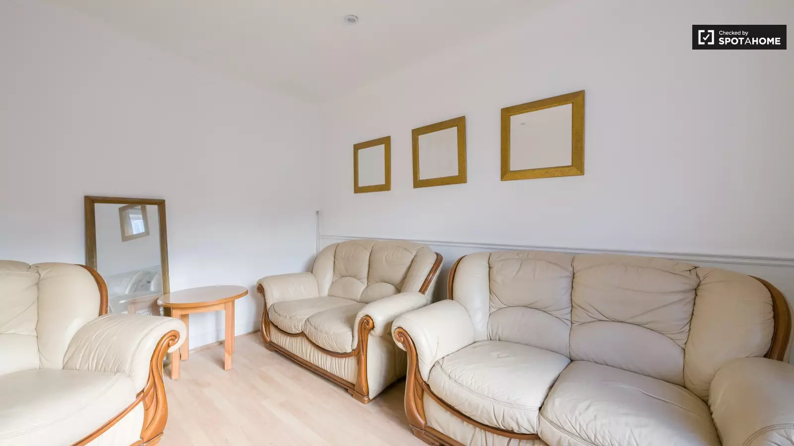Flat Heathfield Park Drive in Greater London