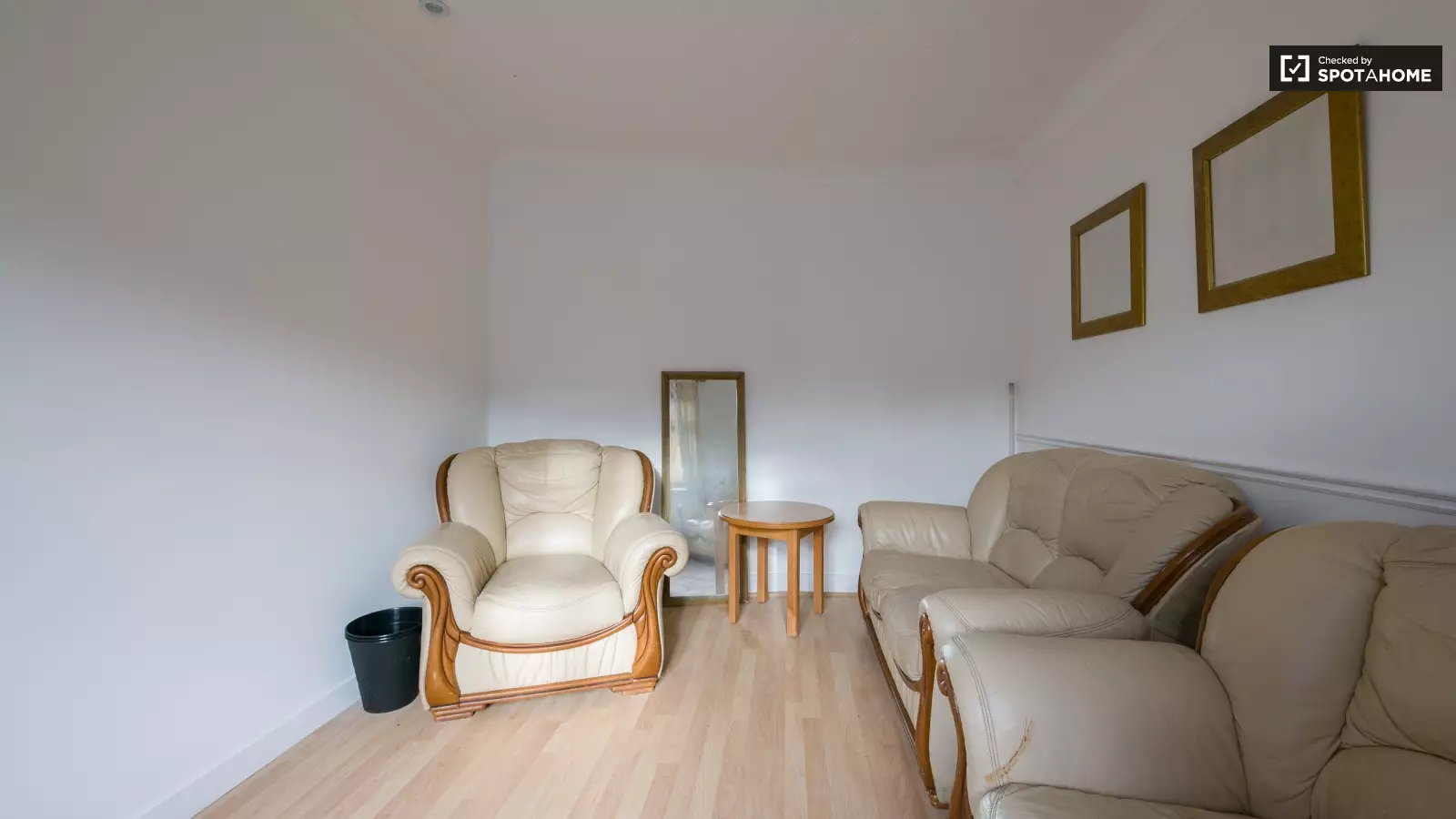 Flat Heathfield Park Drive in Greater London