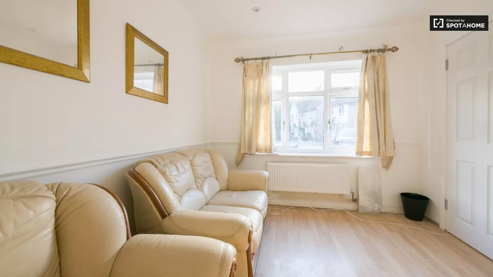 Flat Heathfield Park Drive in Greater London