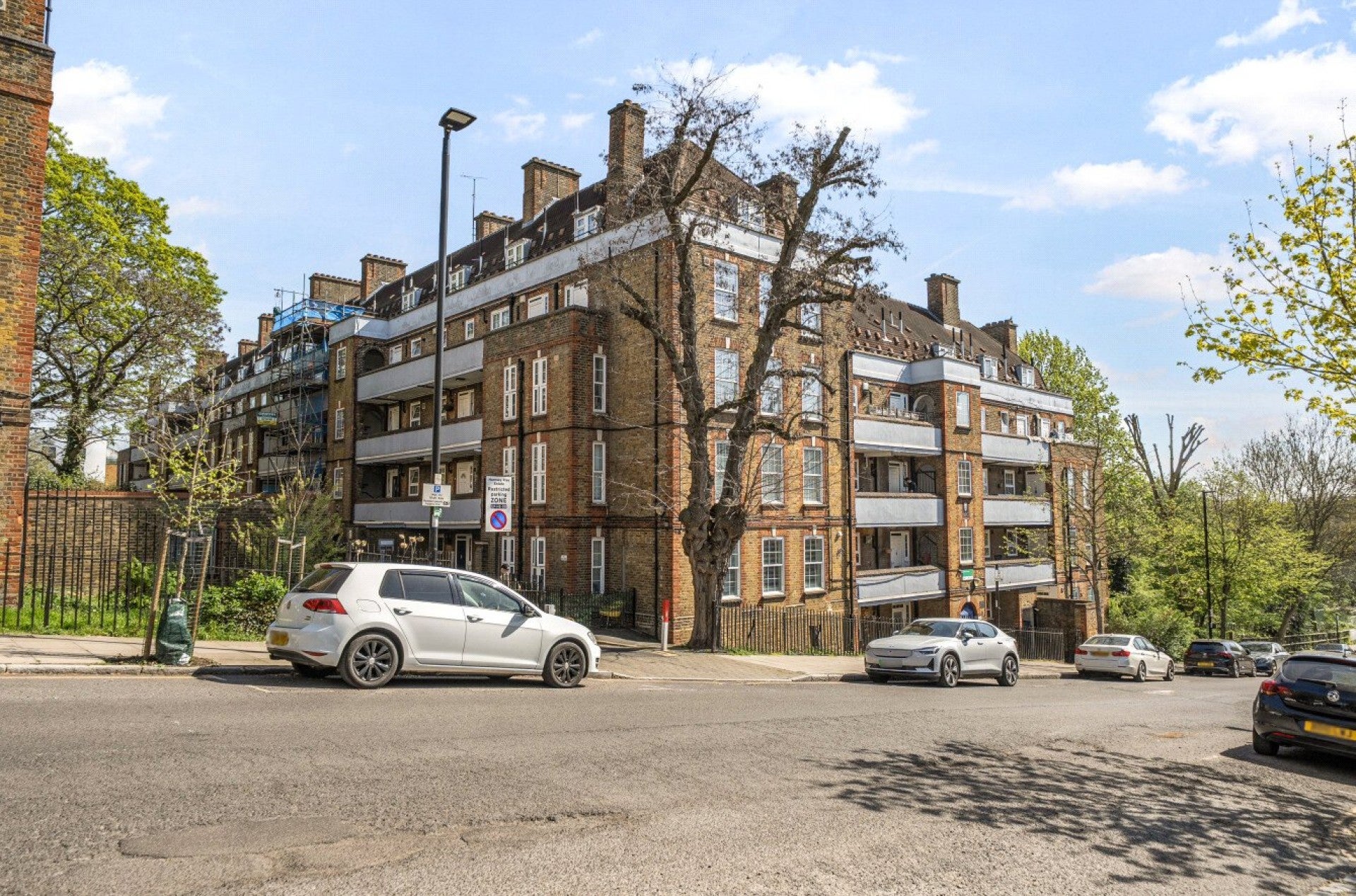 Flat Hazellville Road in Greater London