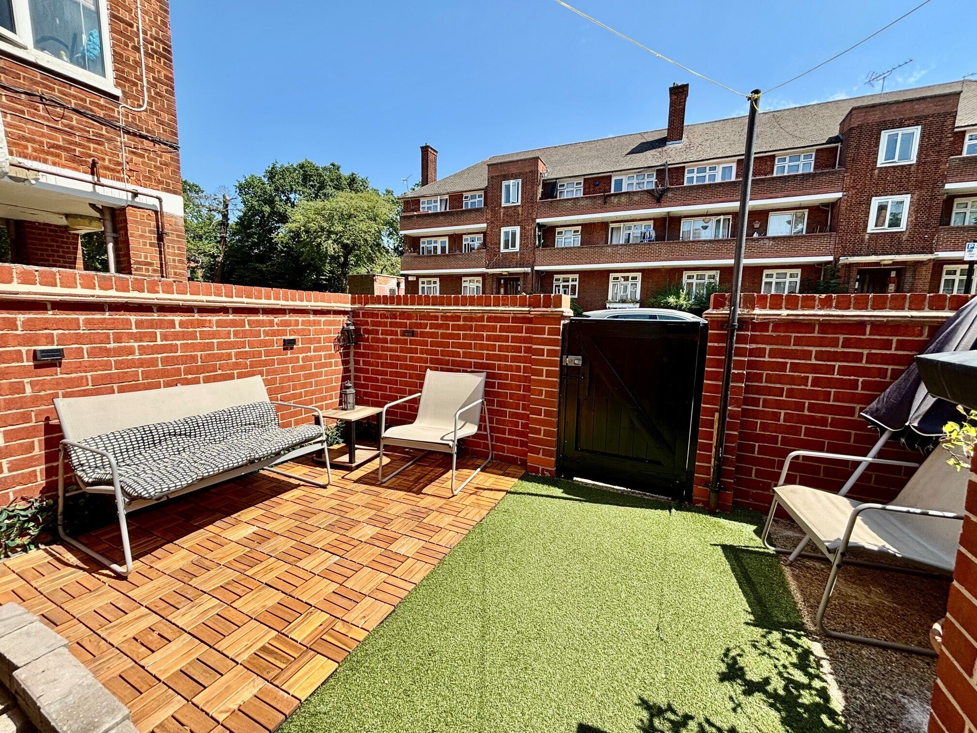 Flat Rivenhall Gardens in Greater London
