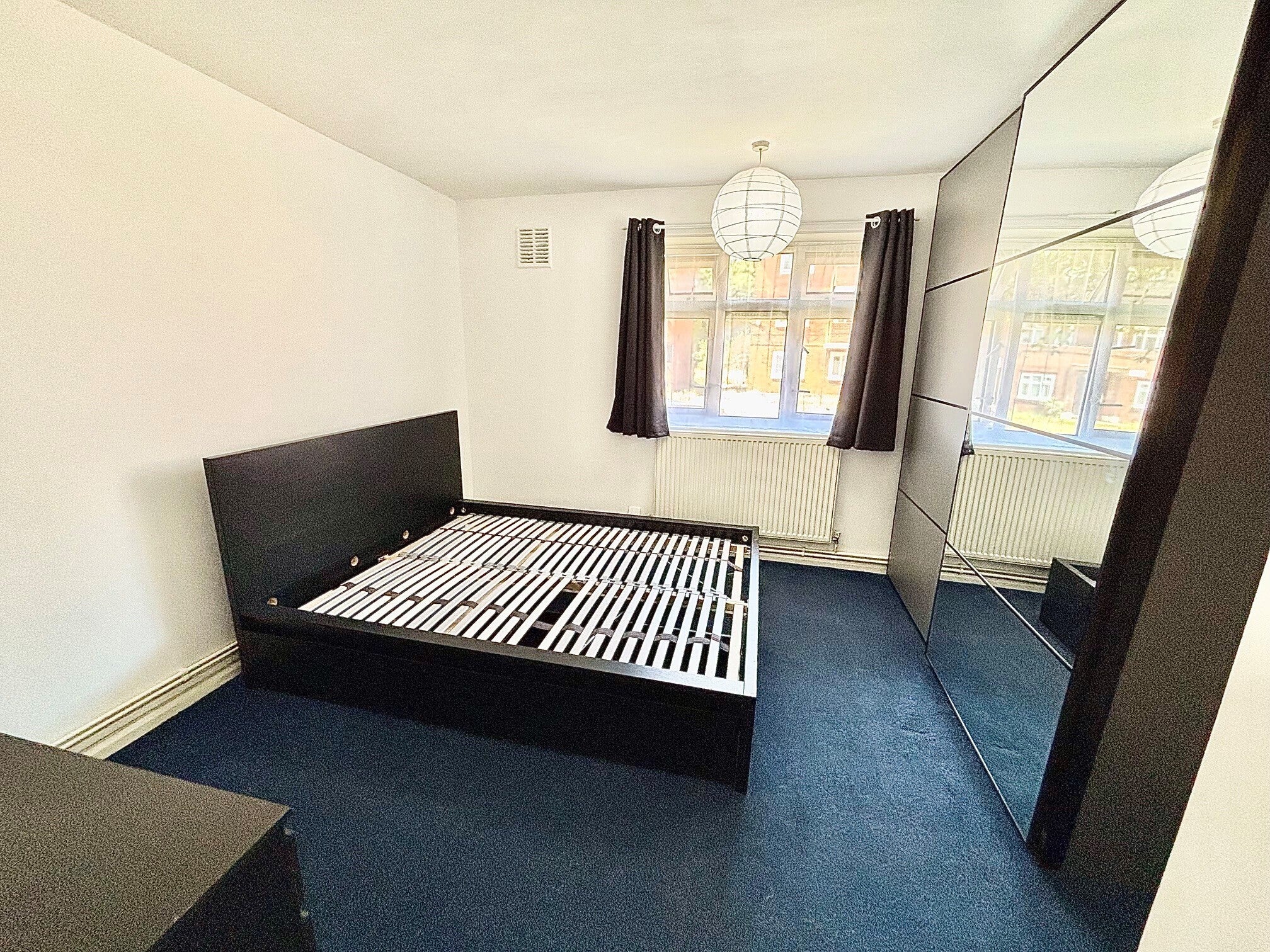 Flat Rivenhall Gardens in Greater London