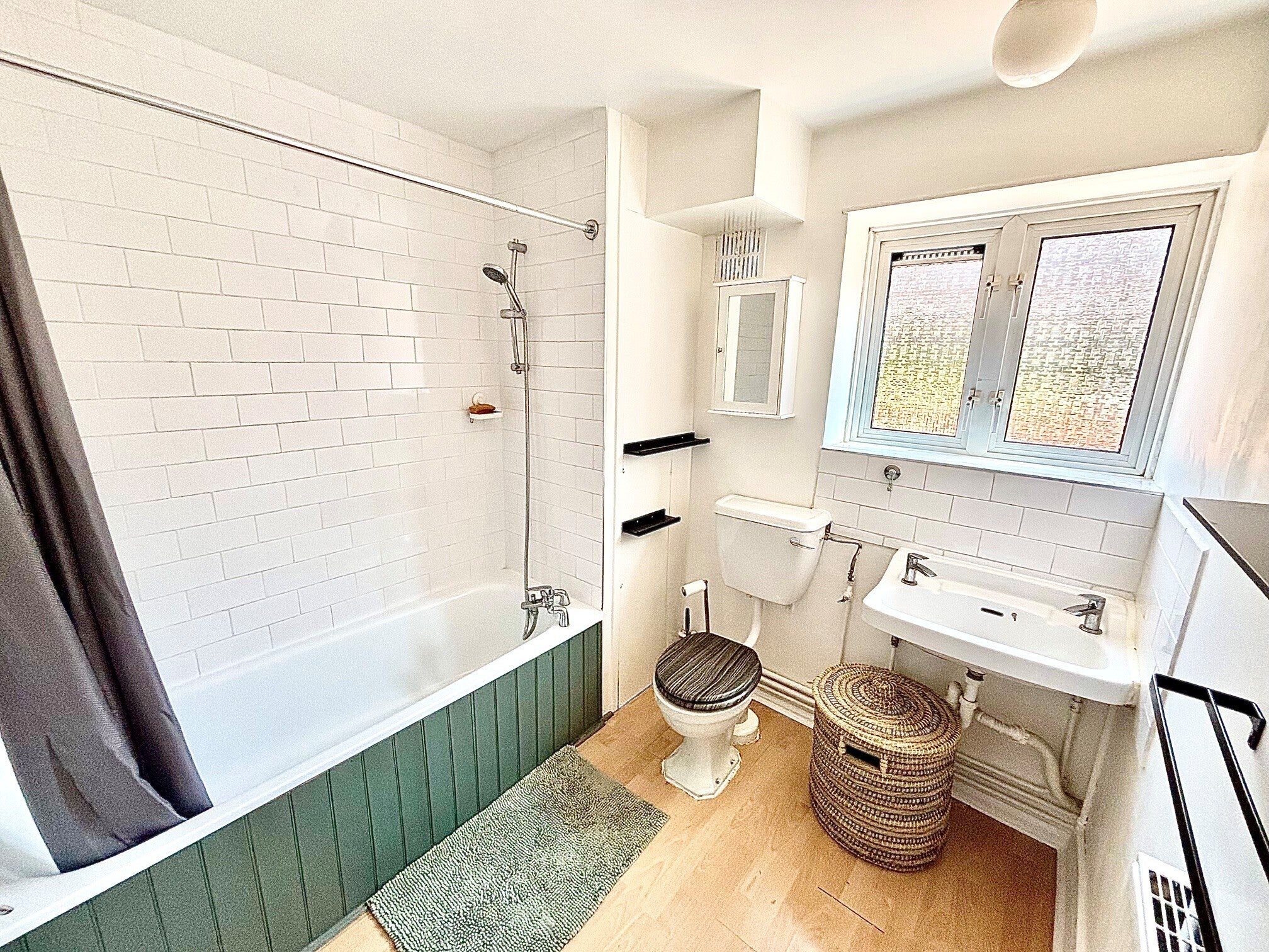 Flat Rivenhall Gardens in Greater London
