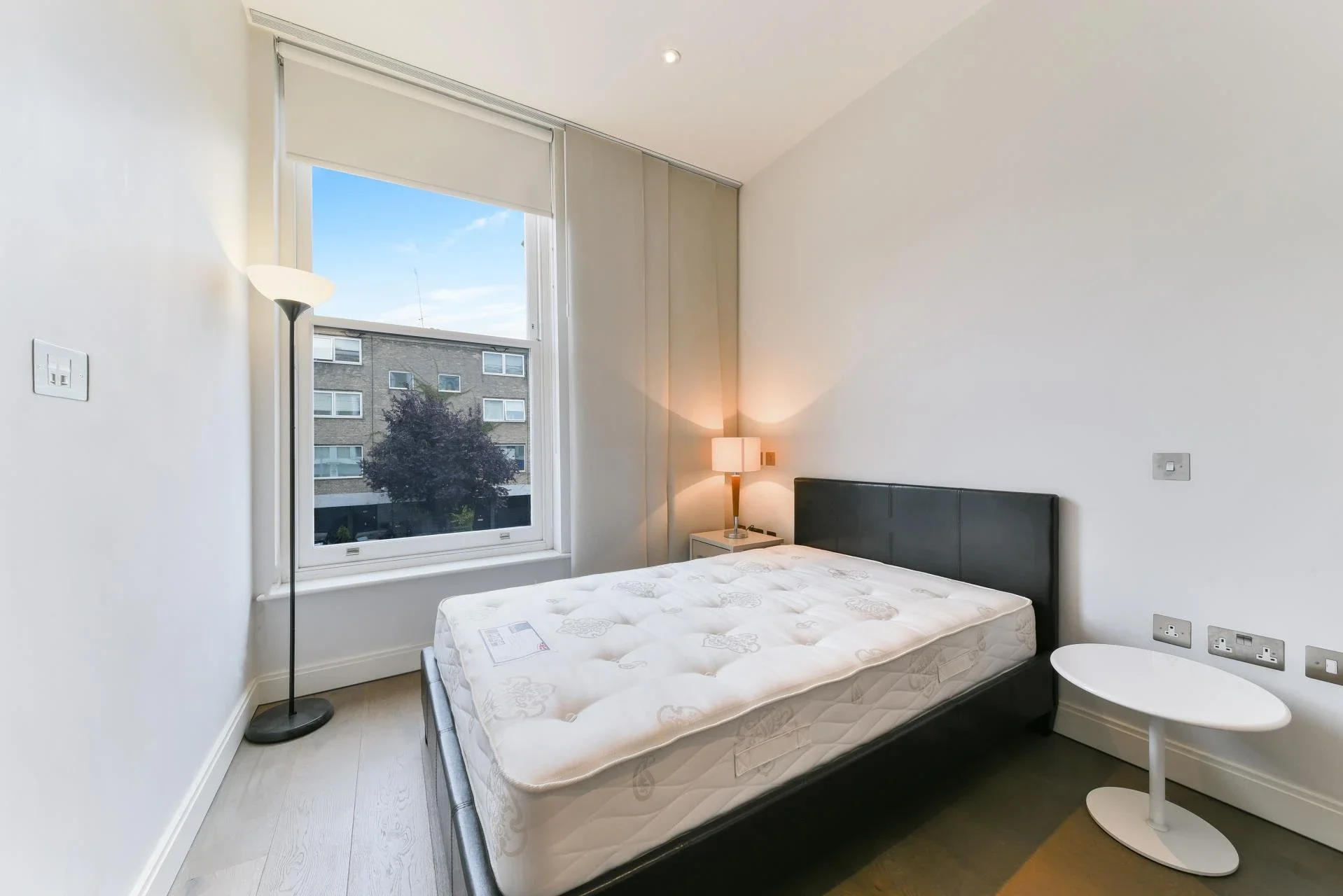Flat Cheyne Walk in Greater London