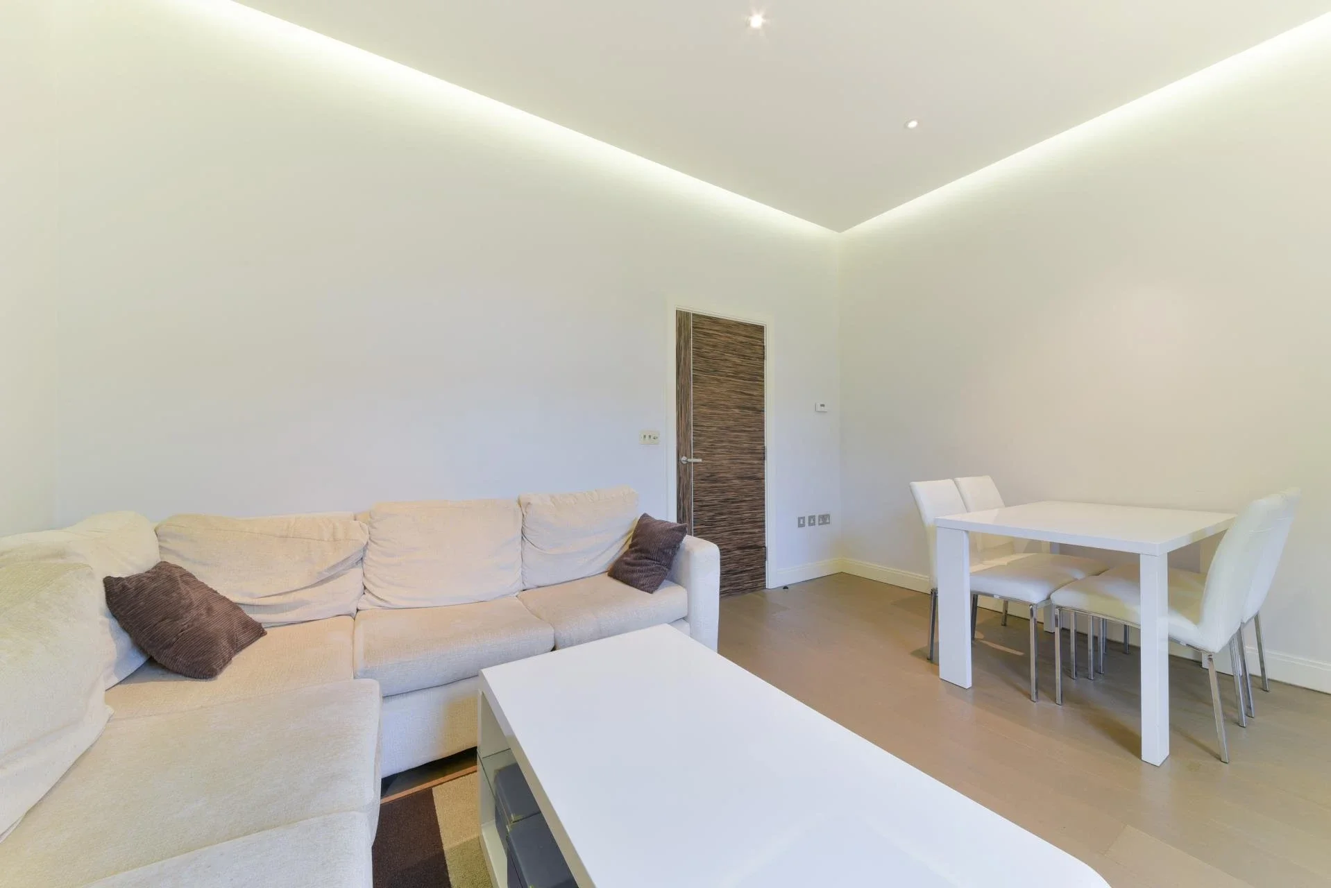 Flat Cheyne Walk in Greater London