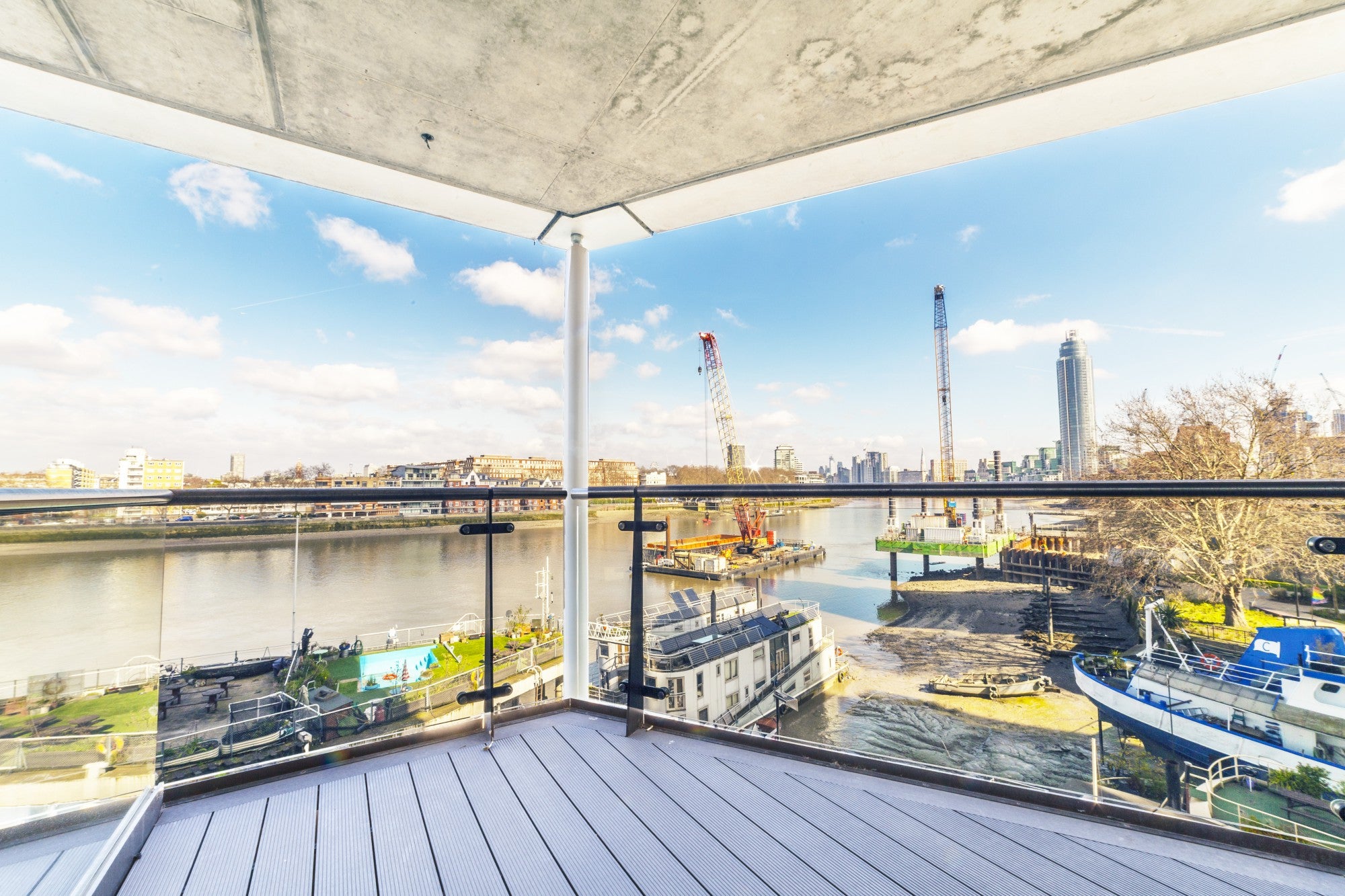 Flat Tideway Walk in Greater London