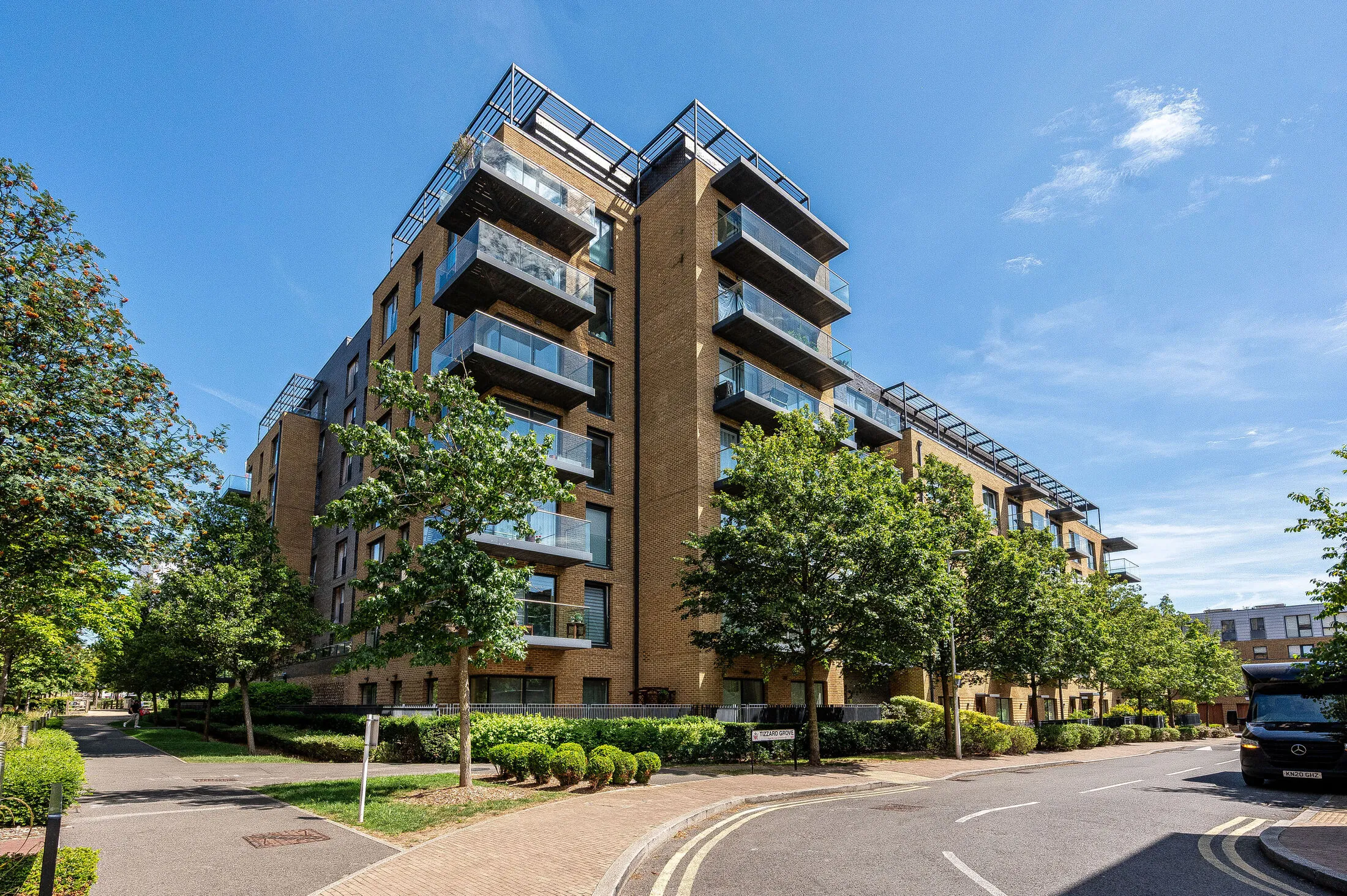 Flat Tizzard Grove in Greater London