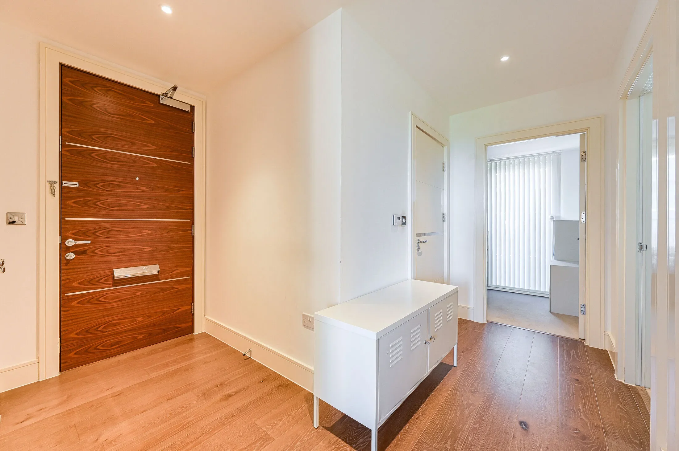 Flat Tizzard Grove in Greater London
