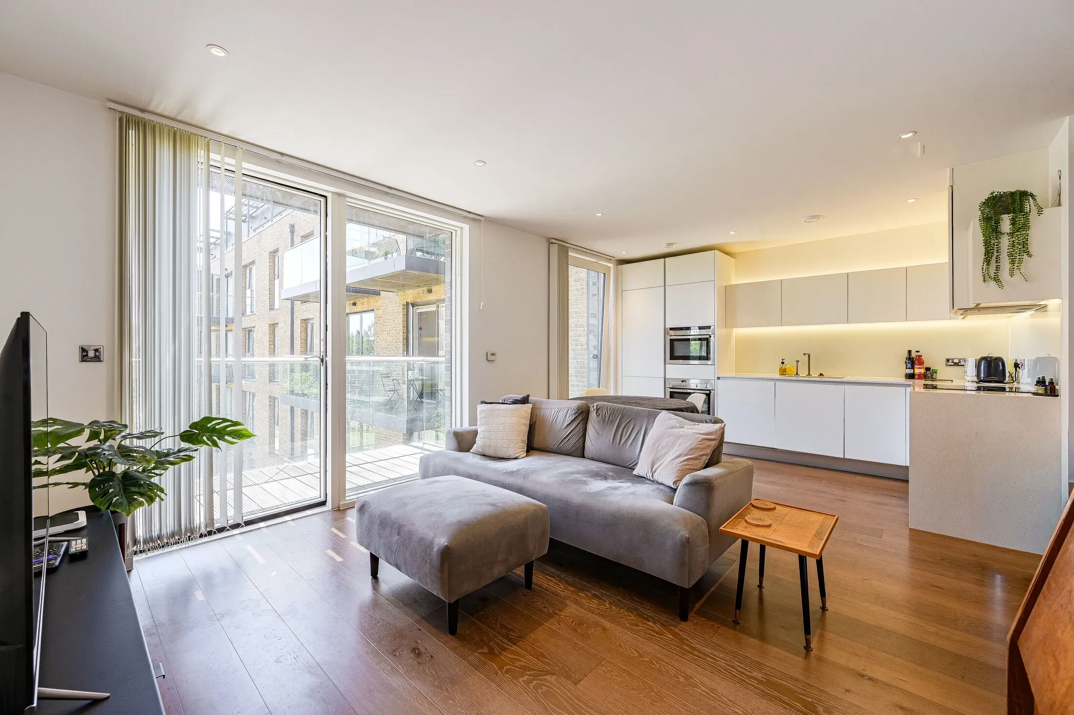 Flat Tizzard Grove in Greater London