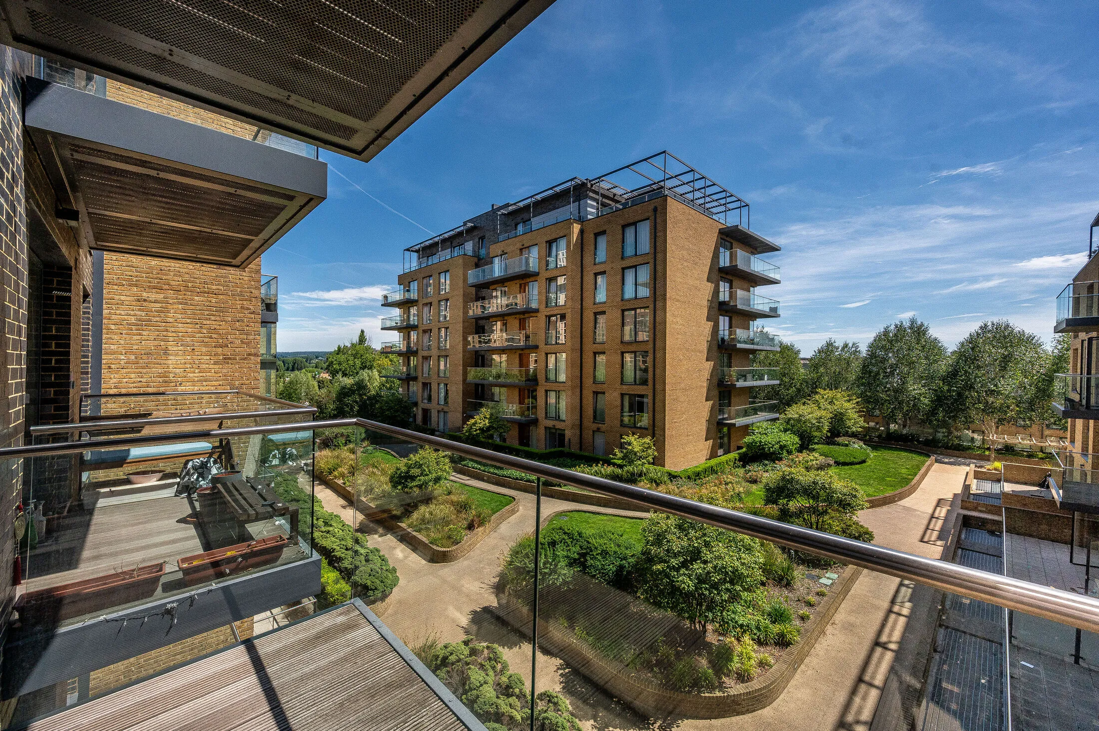 Flat Tizzard Grove in Greater London