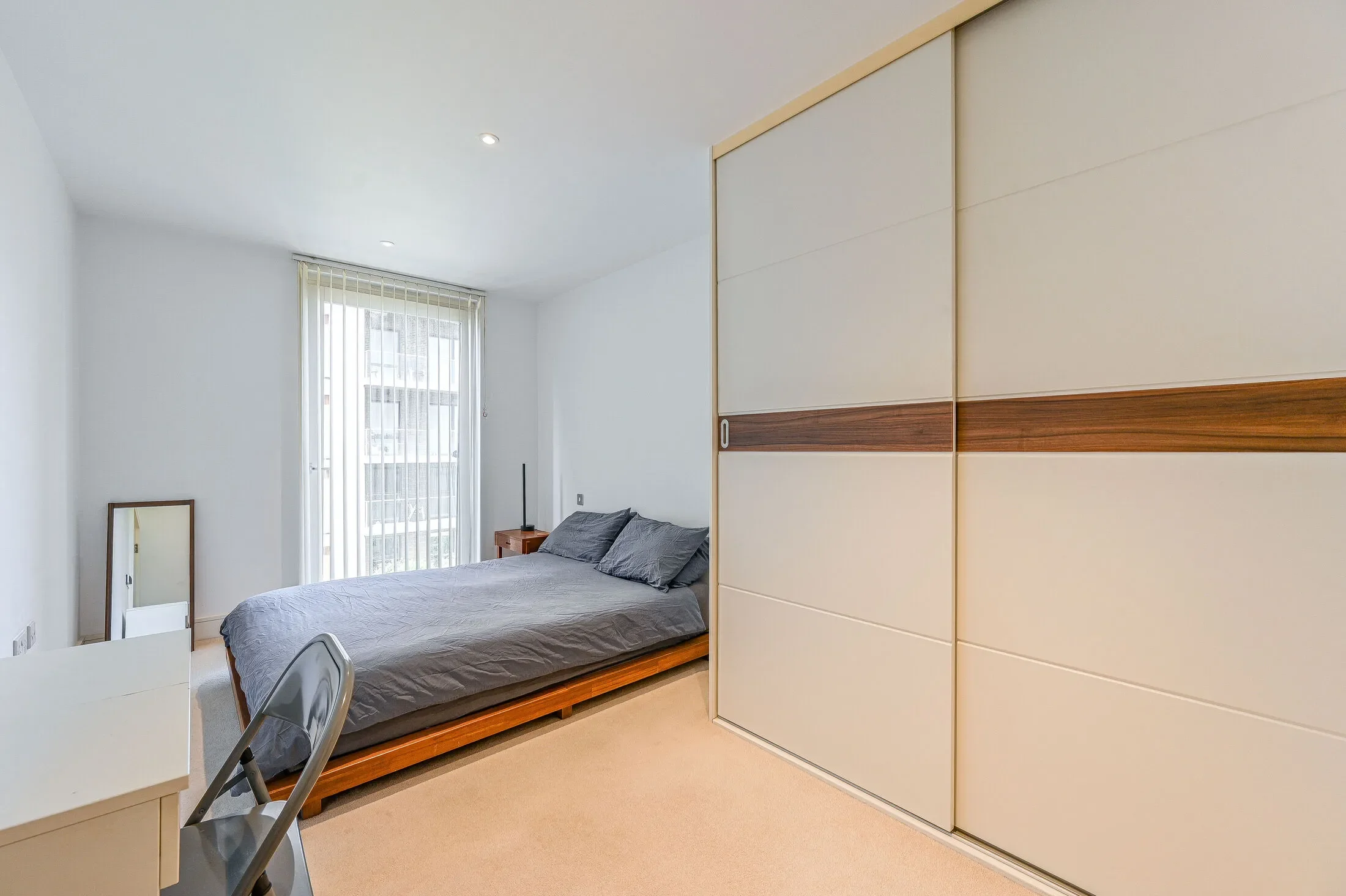 Flat Tizzard Grove in Greater London