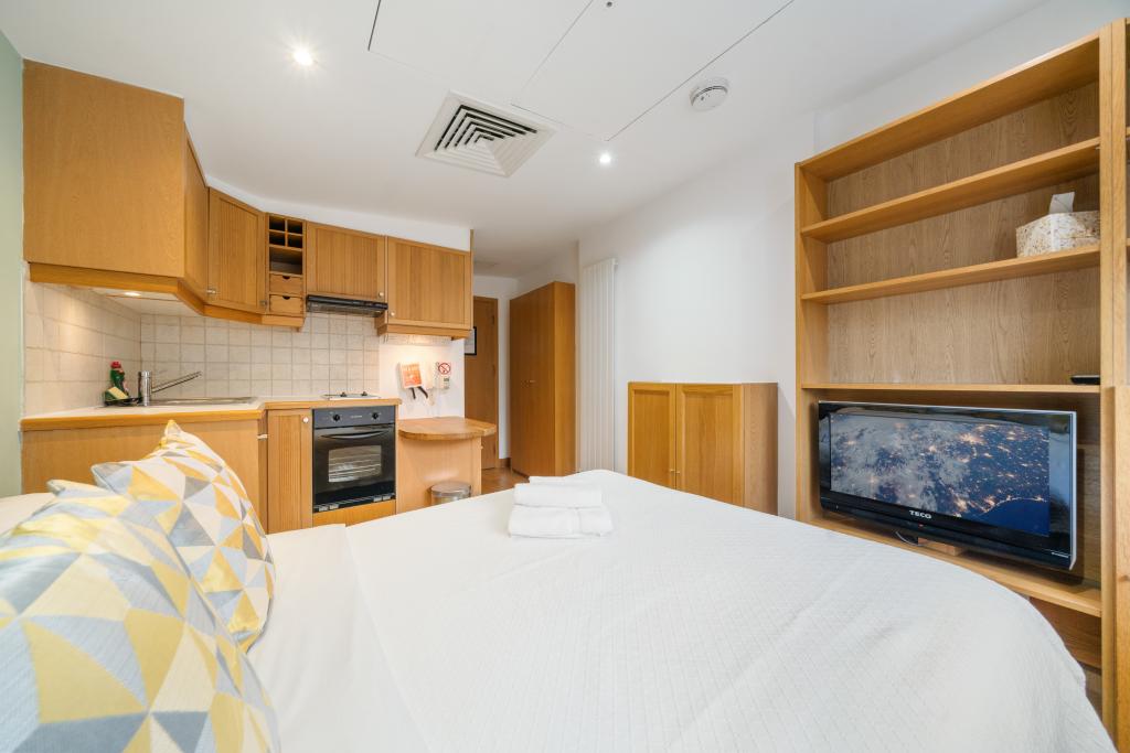 Flat Cartwright Gardens in Greater London