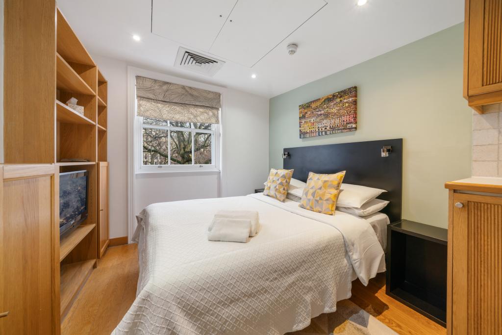 Flat Cartwright Gardens in Greater London