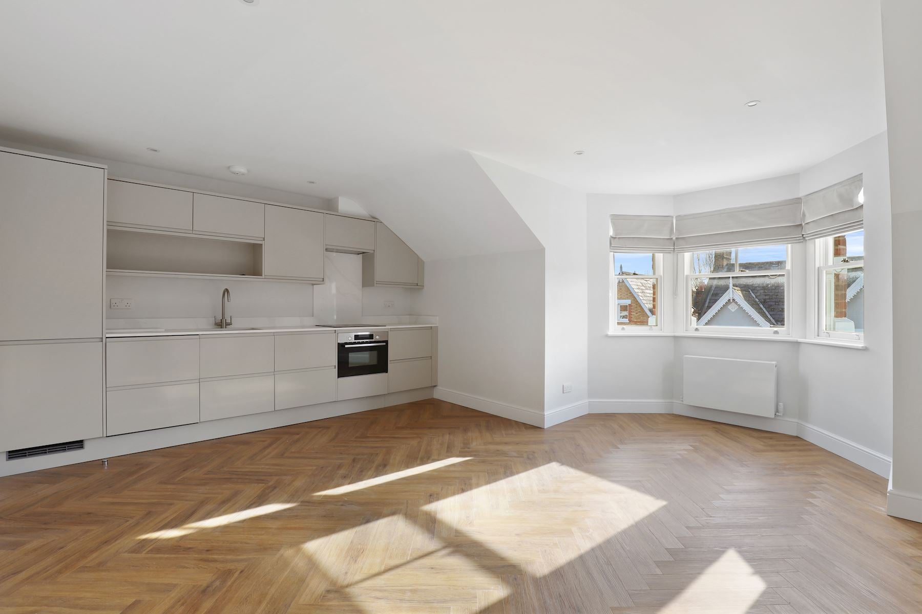 Flat Lynette Avenue in Greater London