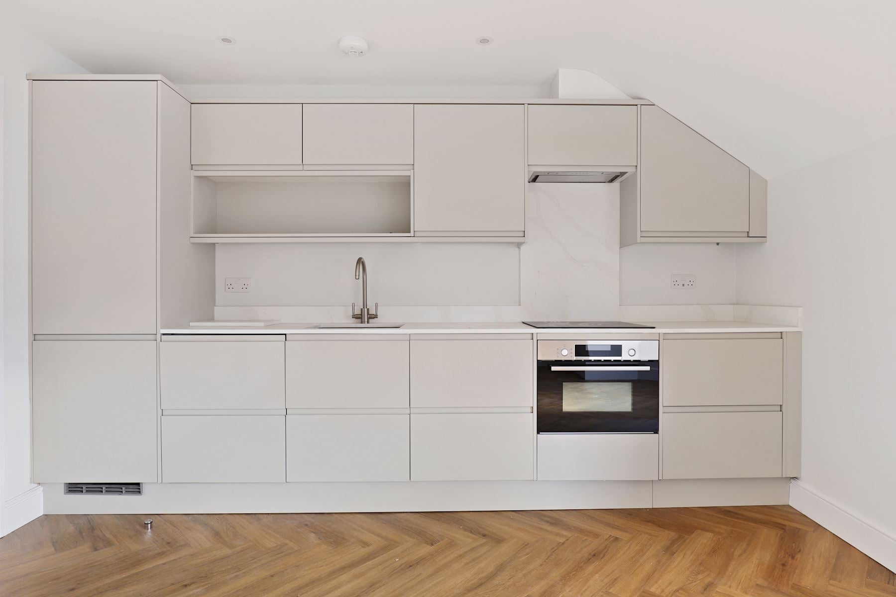 Flat Lynette Avenue in Greater London