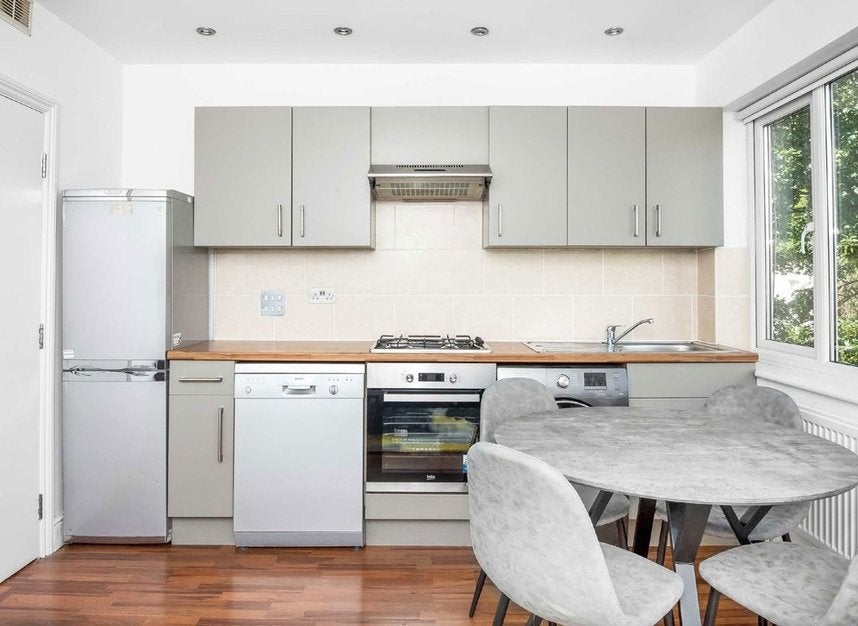 Flat Englewood Road in Greater London