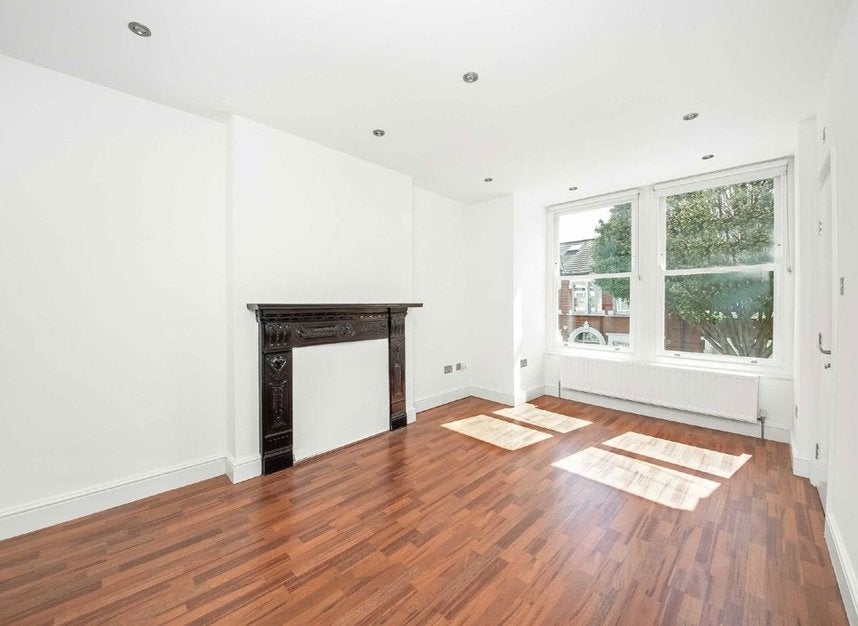 Flat Englewood Road in Greater London
