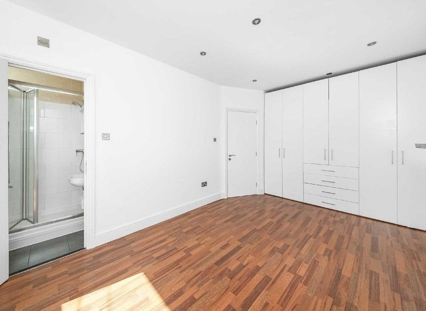 Flat Englewood Road in Greater London