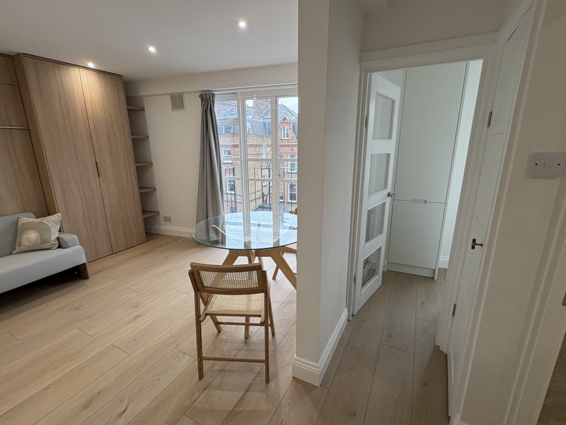 Flat Courtfield Gardens in Greater London