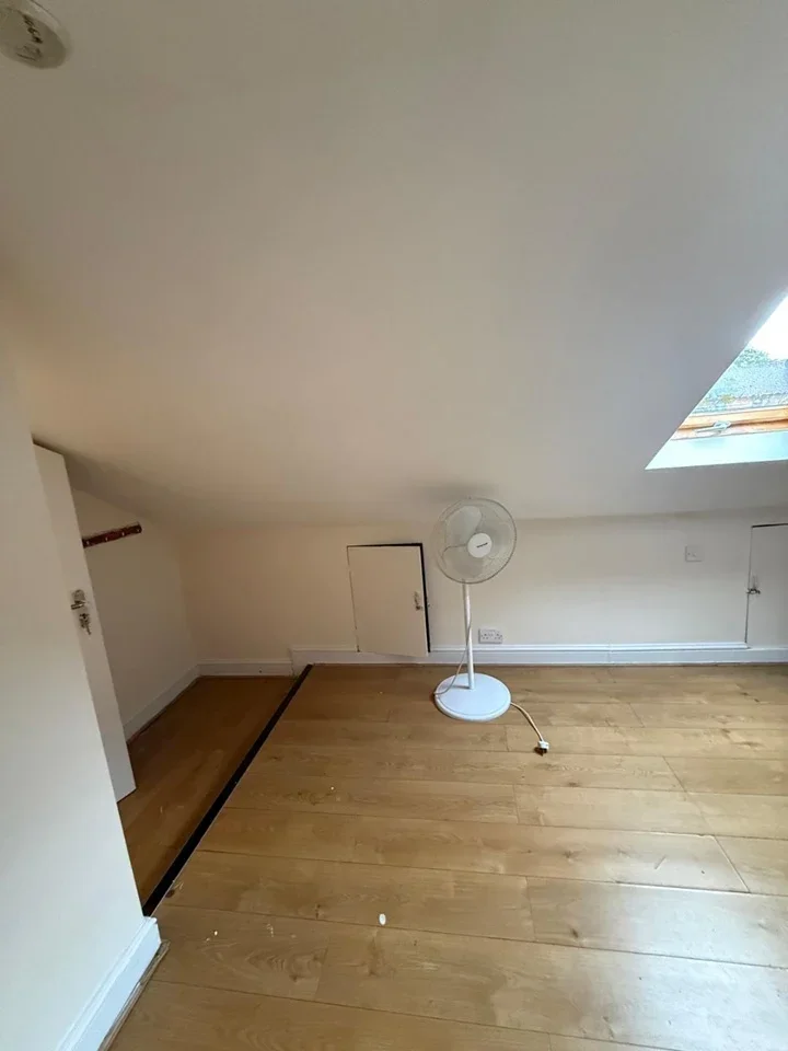Room Raphael Drive in Watford