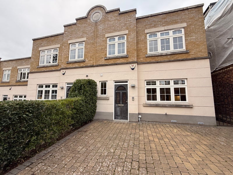 House Anastasia Mews in Greater London