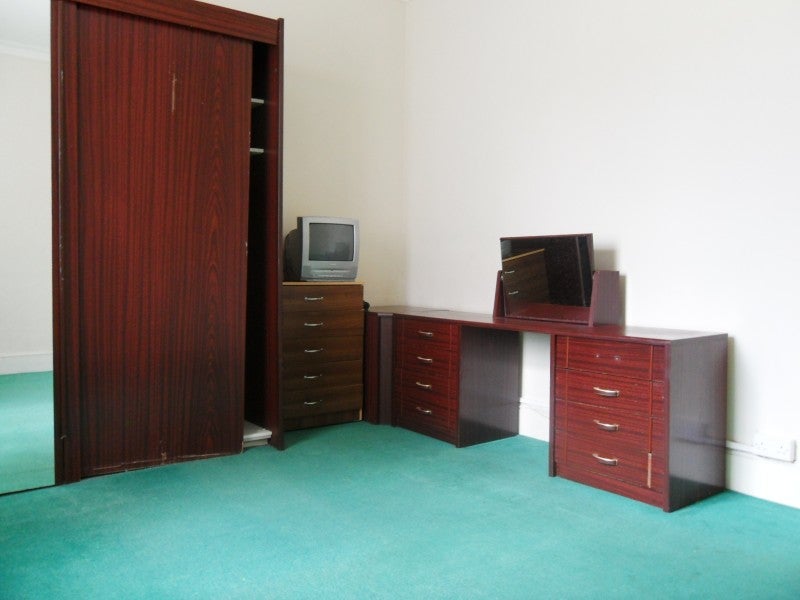 Flat Blythswood Road in Greater London