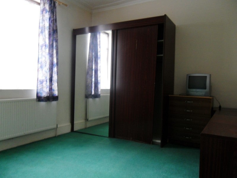 Flat Blythswood Road in Greater London