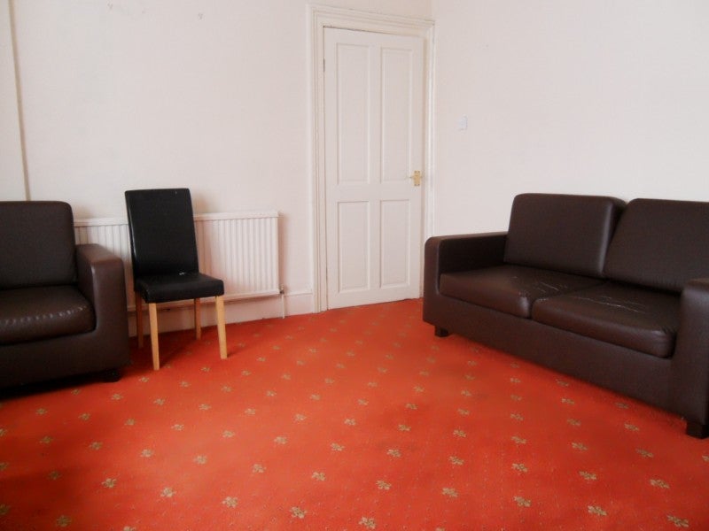 Flat Blythswood Road in Greater London