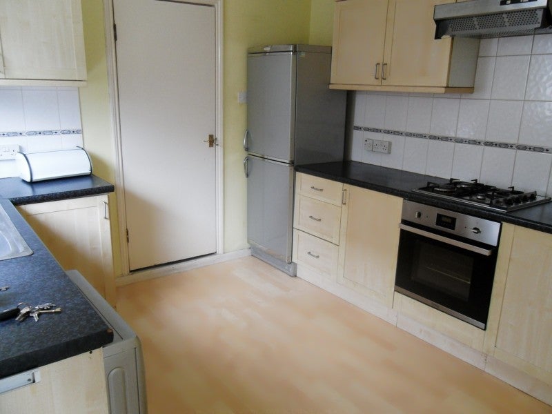 Flat Blythswood Road in Greater London