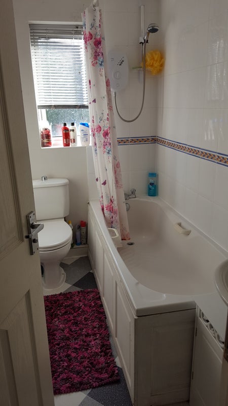 Room Everside Drive in Manchester