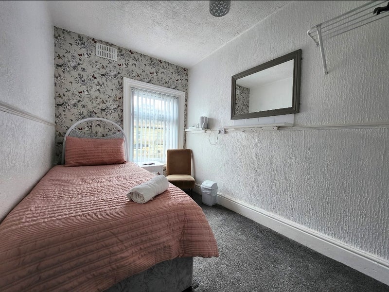 Room Barton Avenue in Blackpool
