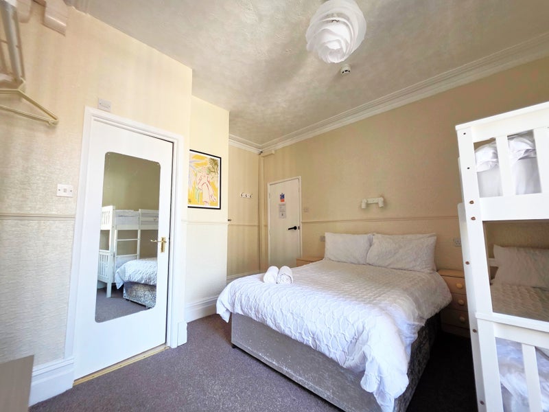 Room Barton Avenue in Blackpool