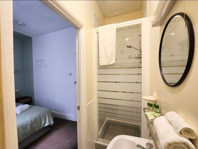 Room Barton Avenue in Blackpool