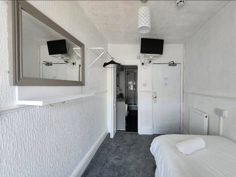 Room Barton Avenue in Blackpool