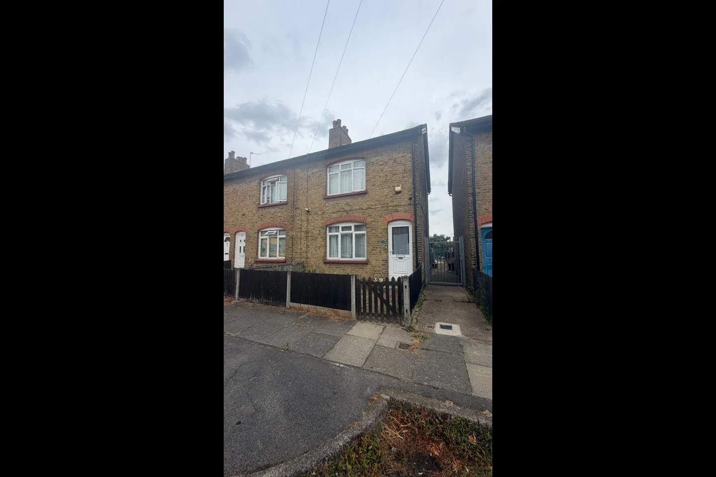 House Rosedale Avenue in Greater London
