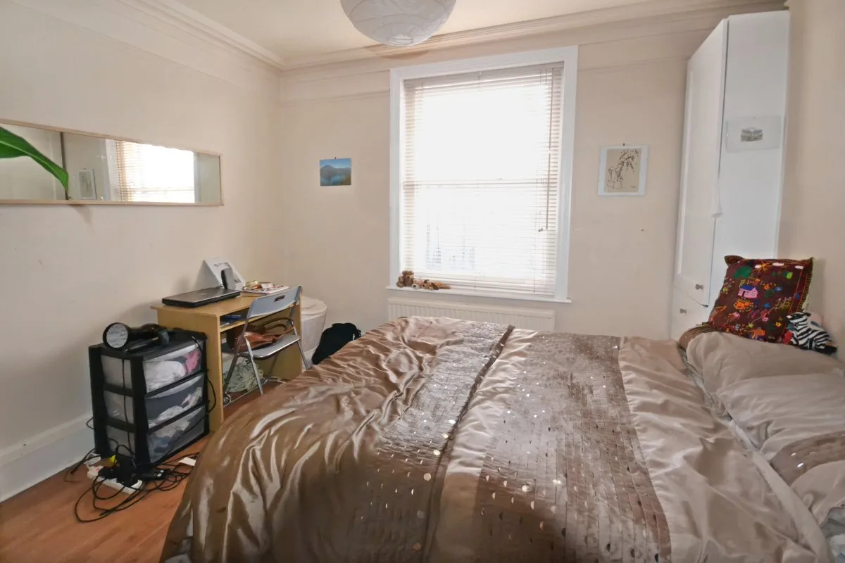 Flat Gondar Gardens in Greater London