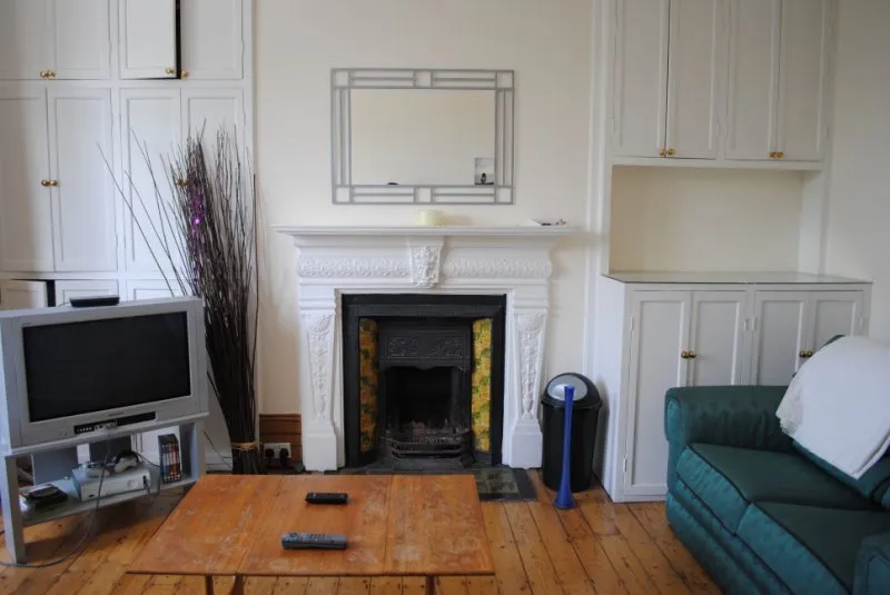 Flat Gondar Gardens in Greater London
